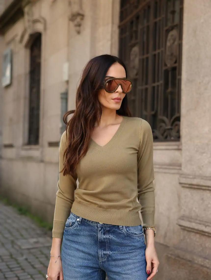 Suéter liso con cuello en V