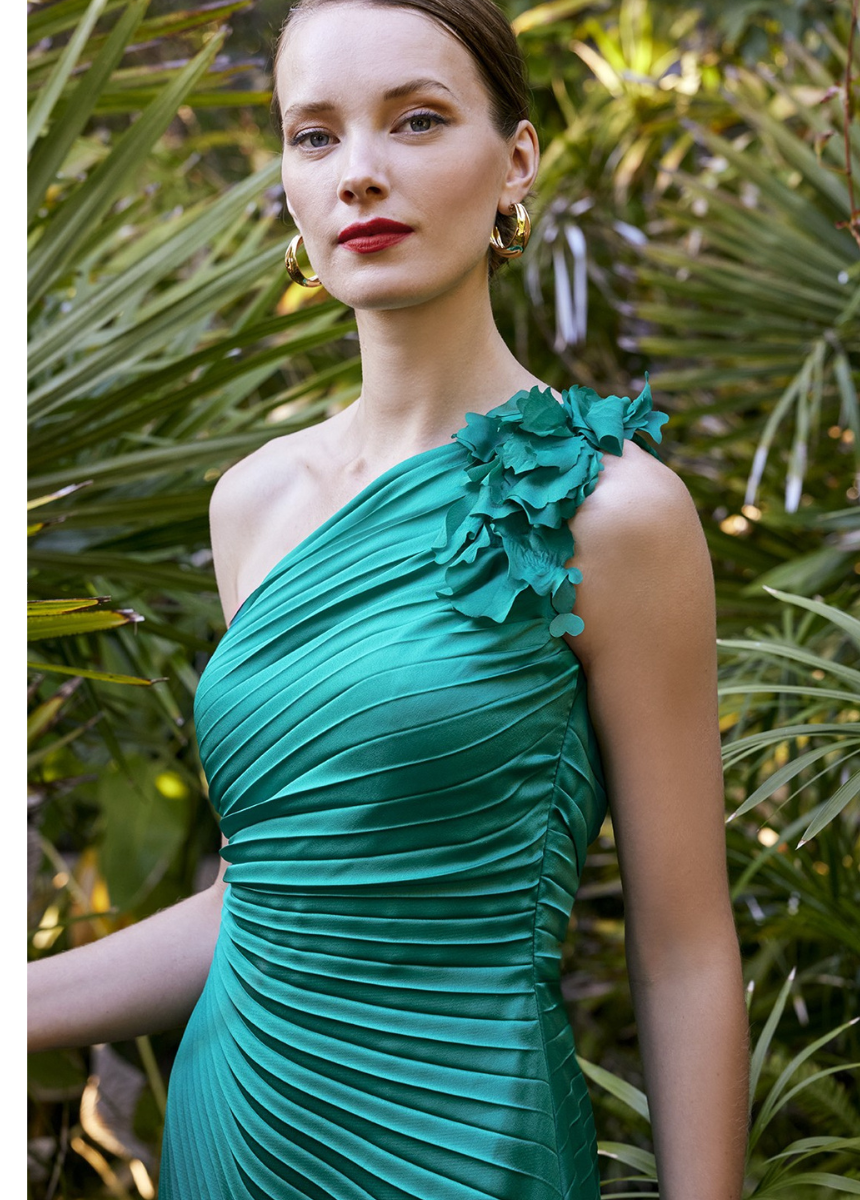 Vestido plisado midi asimétrico