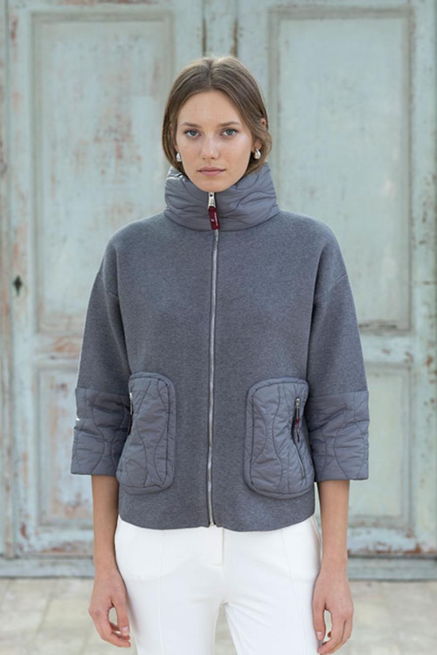 Chaqueta gris con cuello chimenea