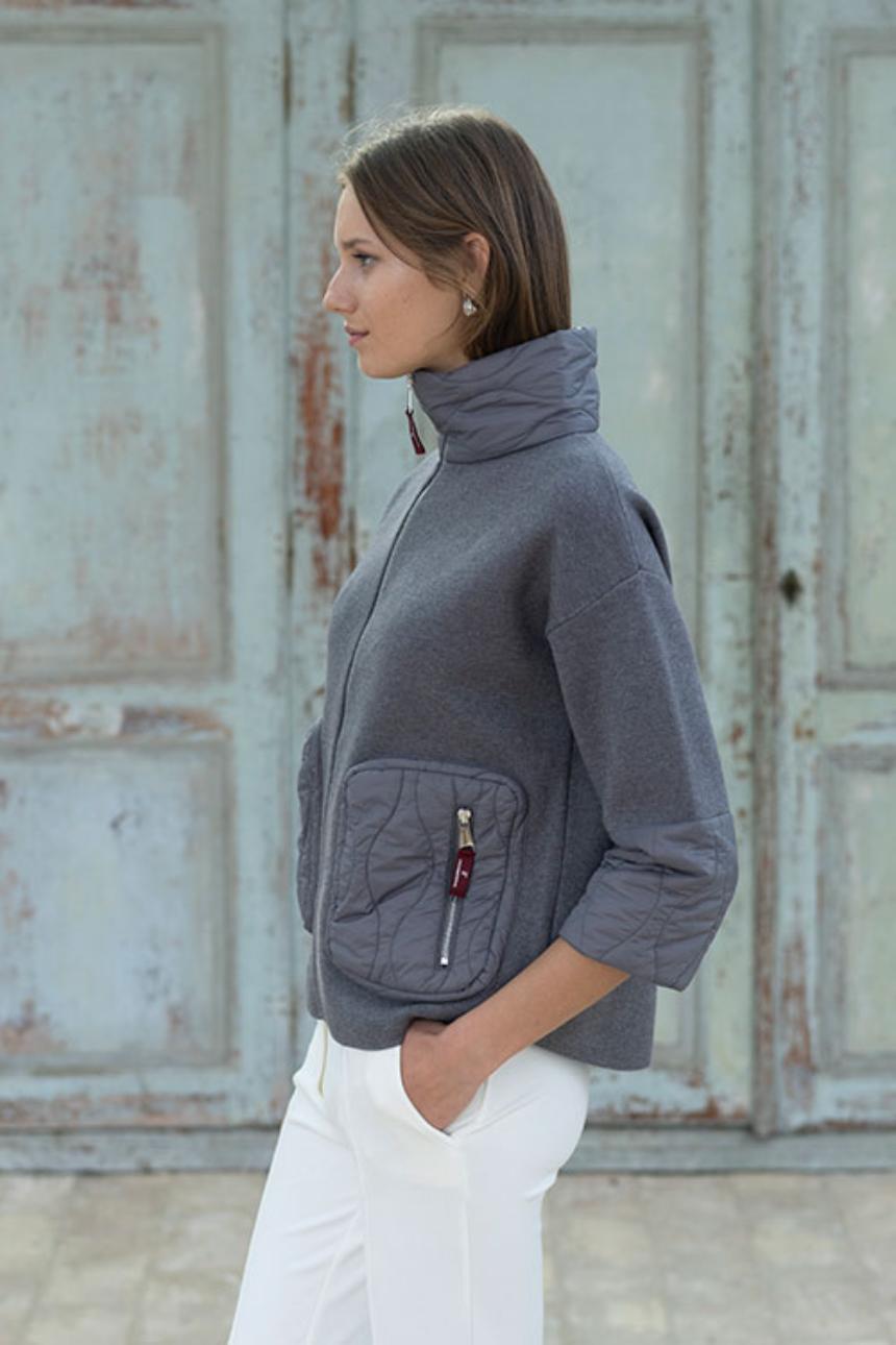Chaqueta gris con cuello chimenea