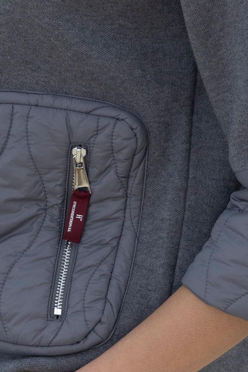 Chaqueta gris con cuello chimenea