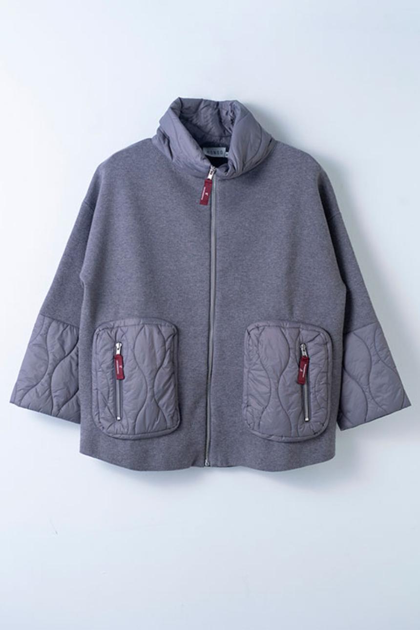 Chaqueta gris con cuello chimenea