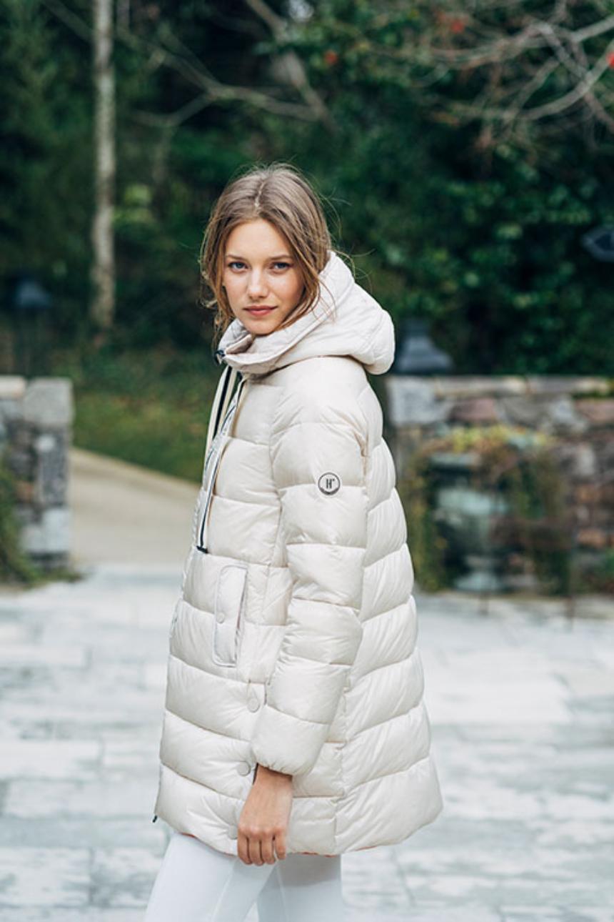 Plumífero acolchado beige con capucha