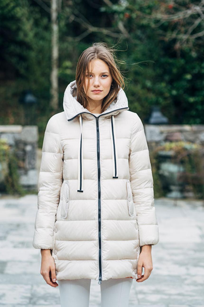 Plumífero acolchado beige con capucha