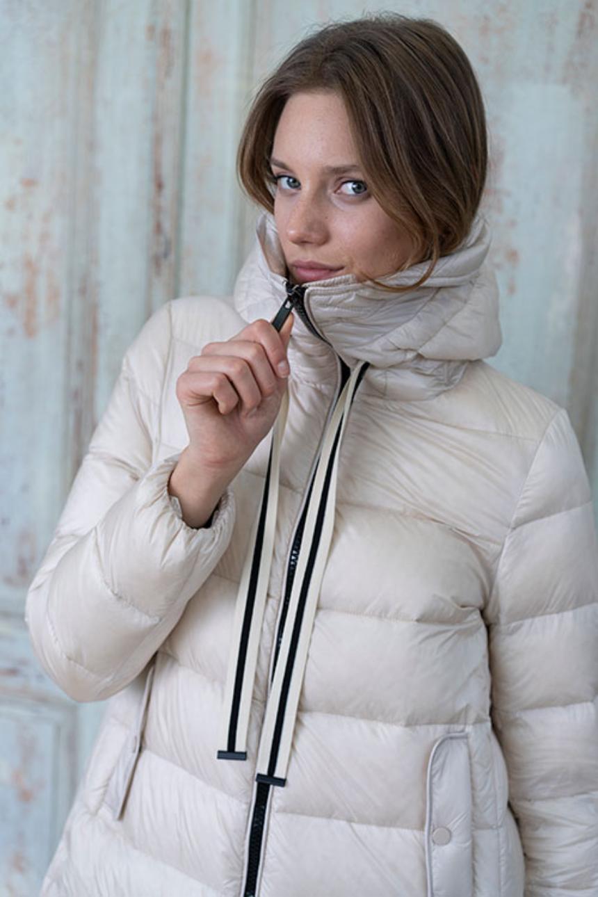 Plumífero acolchado beige con capucha