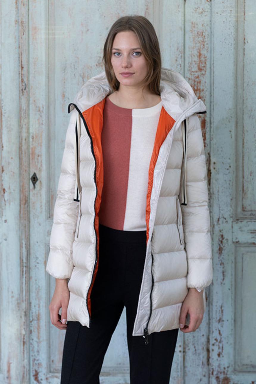 Plumífero acolchado beige con capucha