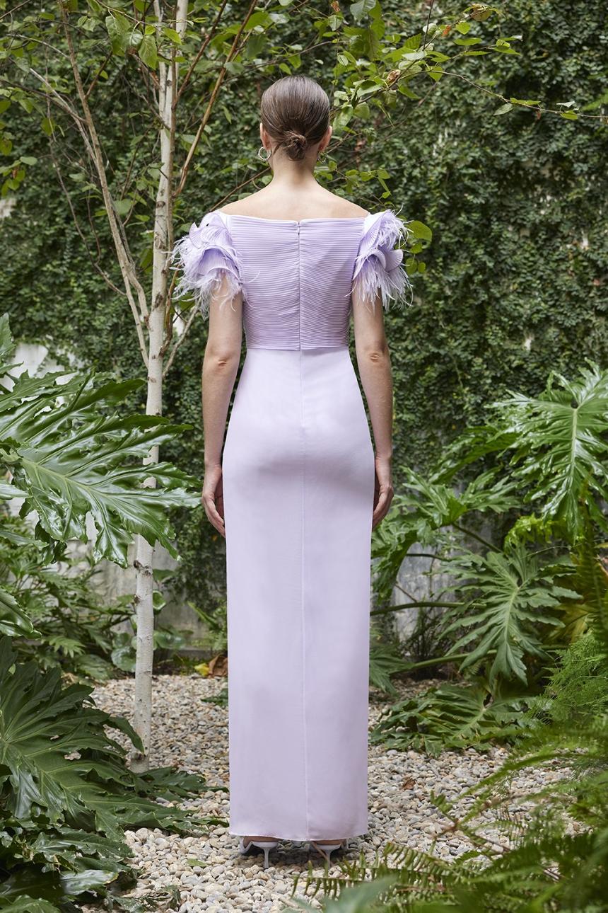 Vestido plumas malva