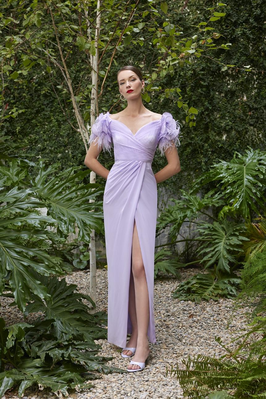 Vestido plumas malva