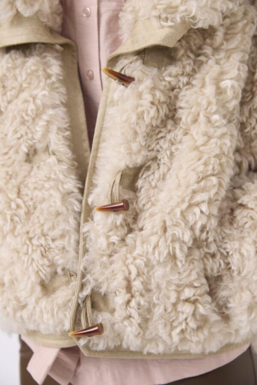 Abrigo crop efecto rizado con solapas
