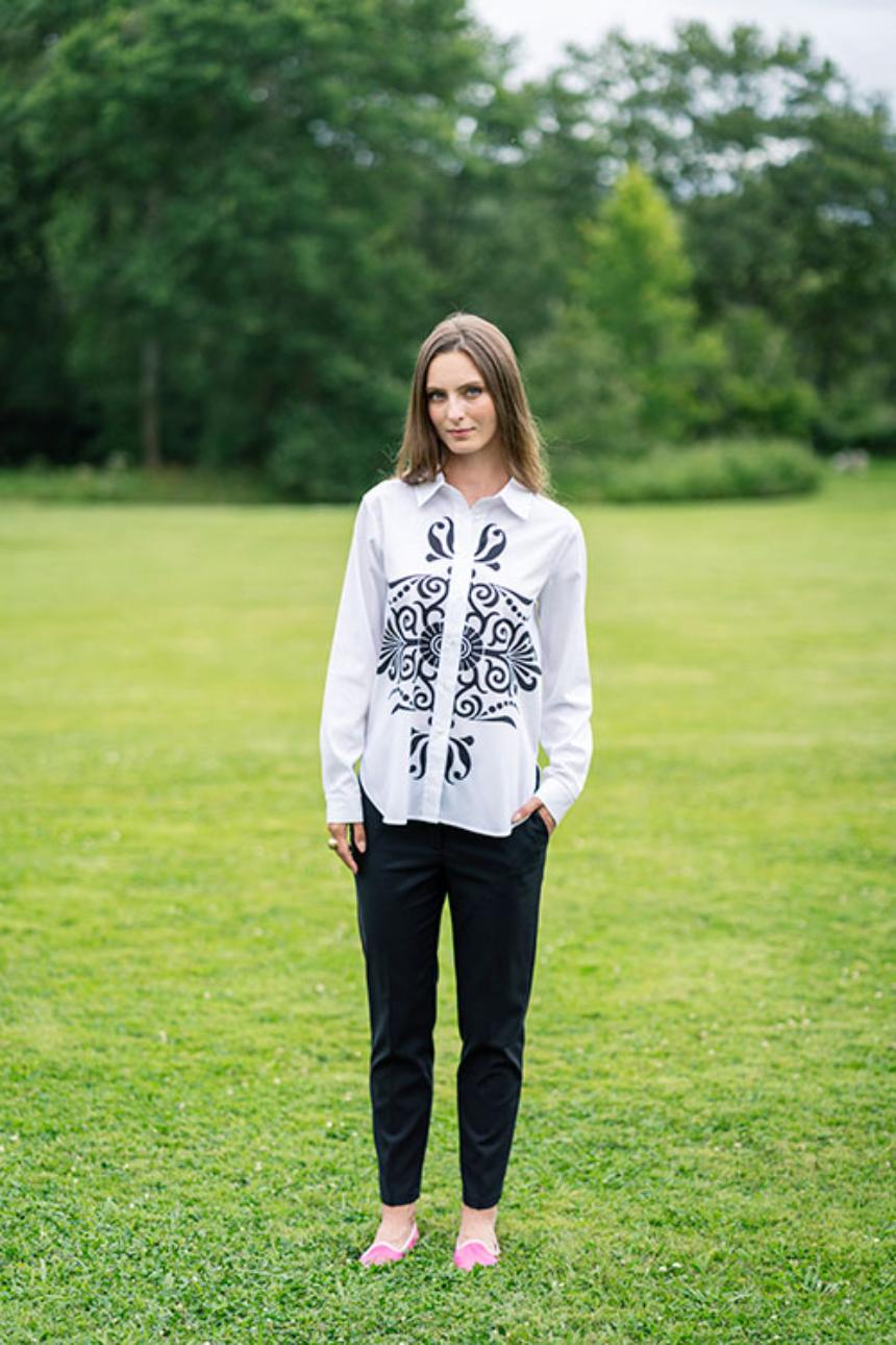 Camisa blanca con estampado ornamental
