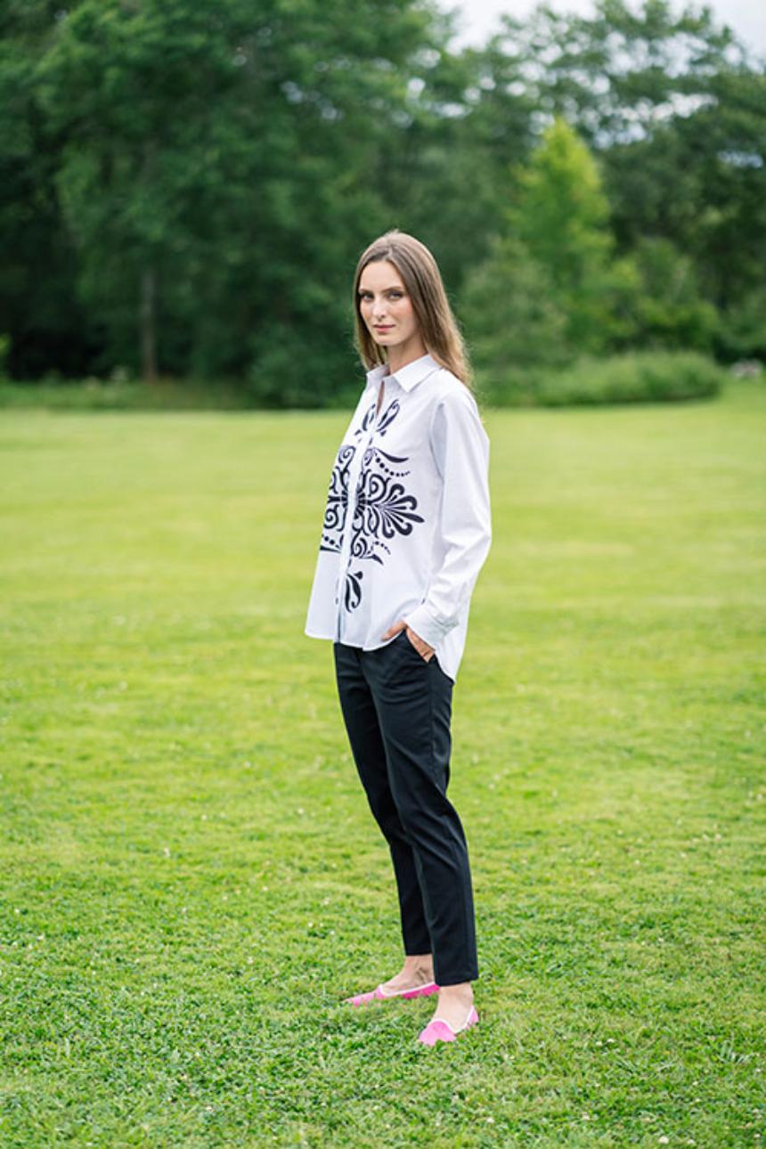 Camisa blanca con estampado ornamental