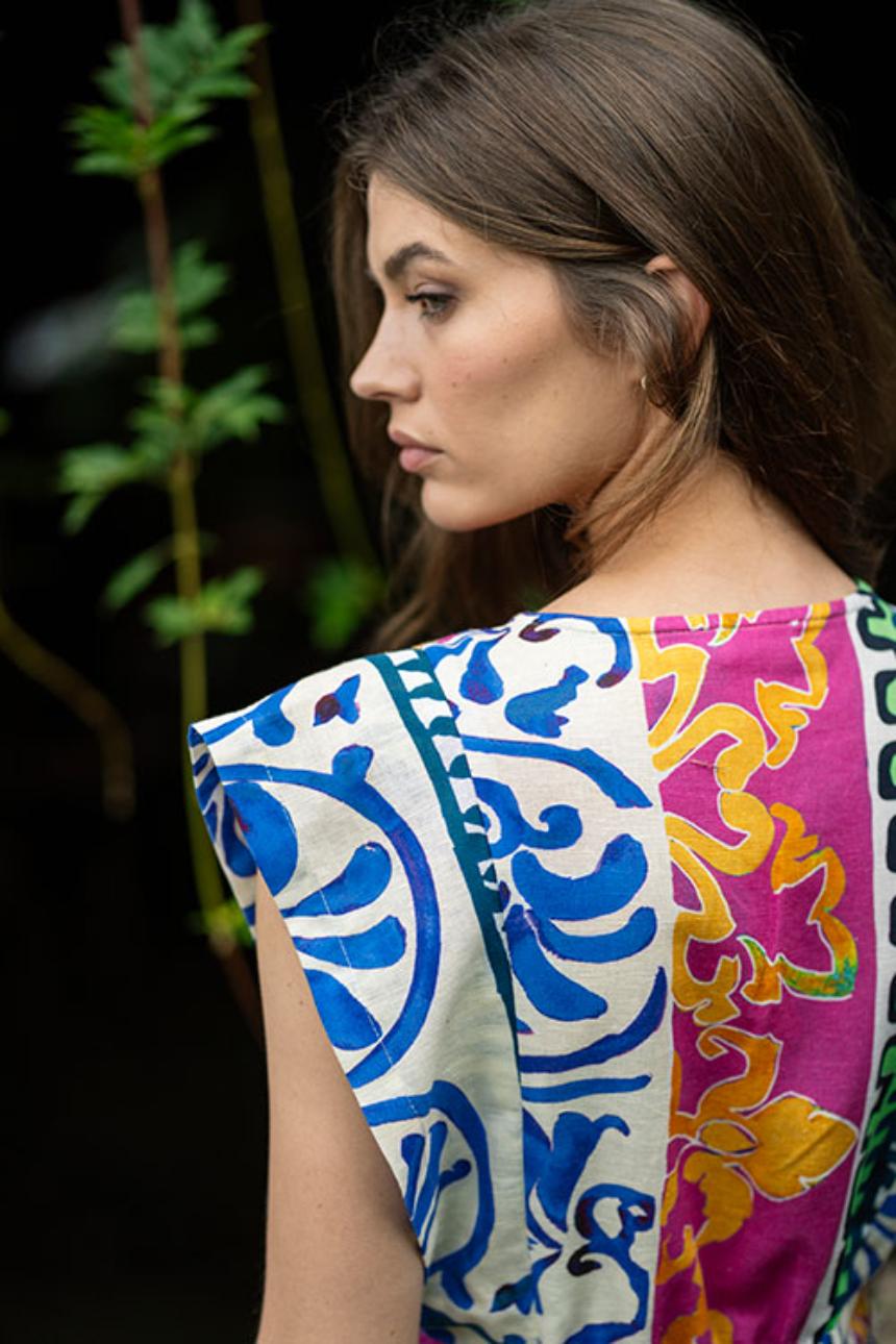 Vestido midi con estampado vibrante