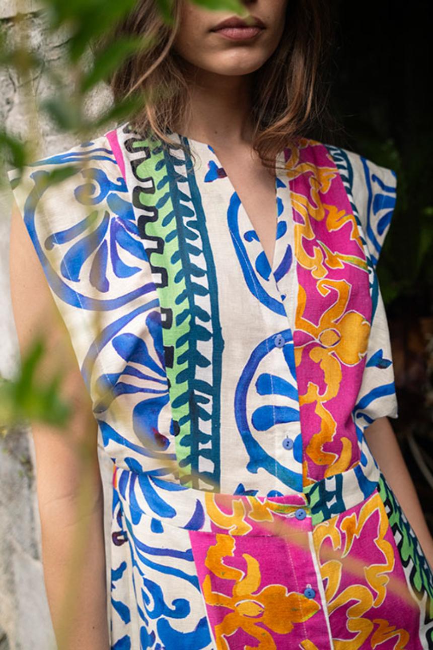 Vestido midi con estampado vibrante