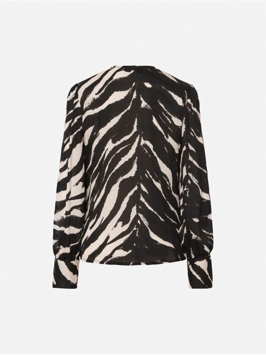 Blusa escote pico en tejido estampado.