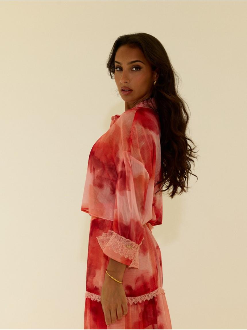 Blusa corta teñida con la técnica tie-dye y detalles de encaje