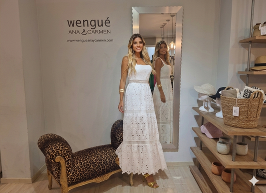 Vestido largo de encaje con escote