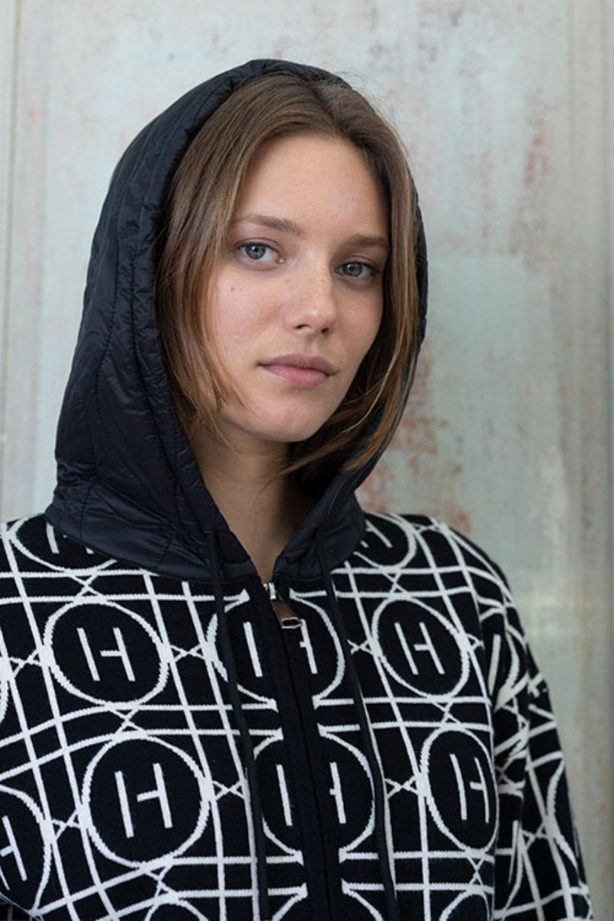 Chaqueta negra con monograma