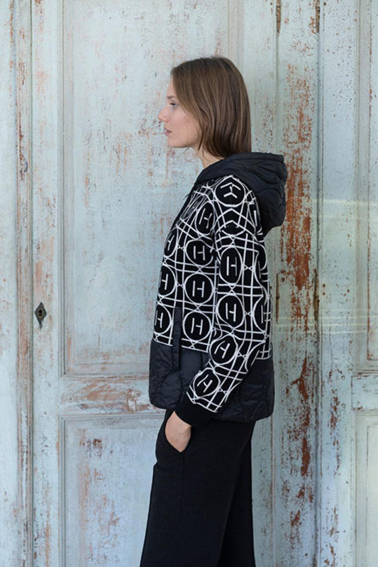 Chaqueta negra con monograma