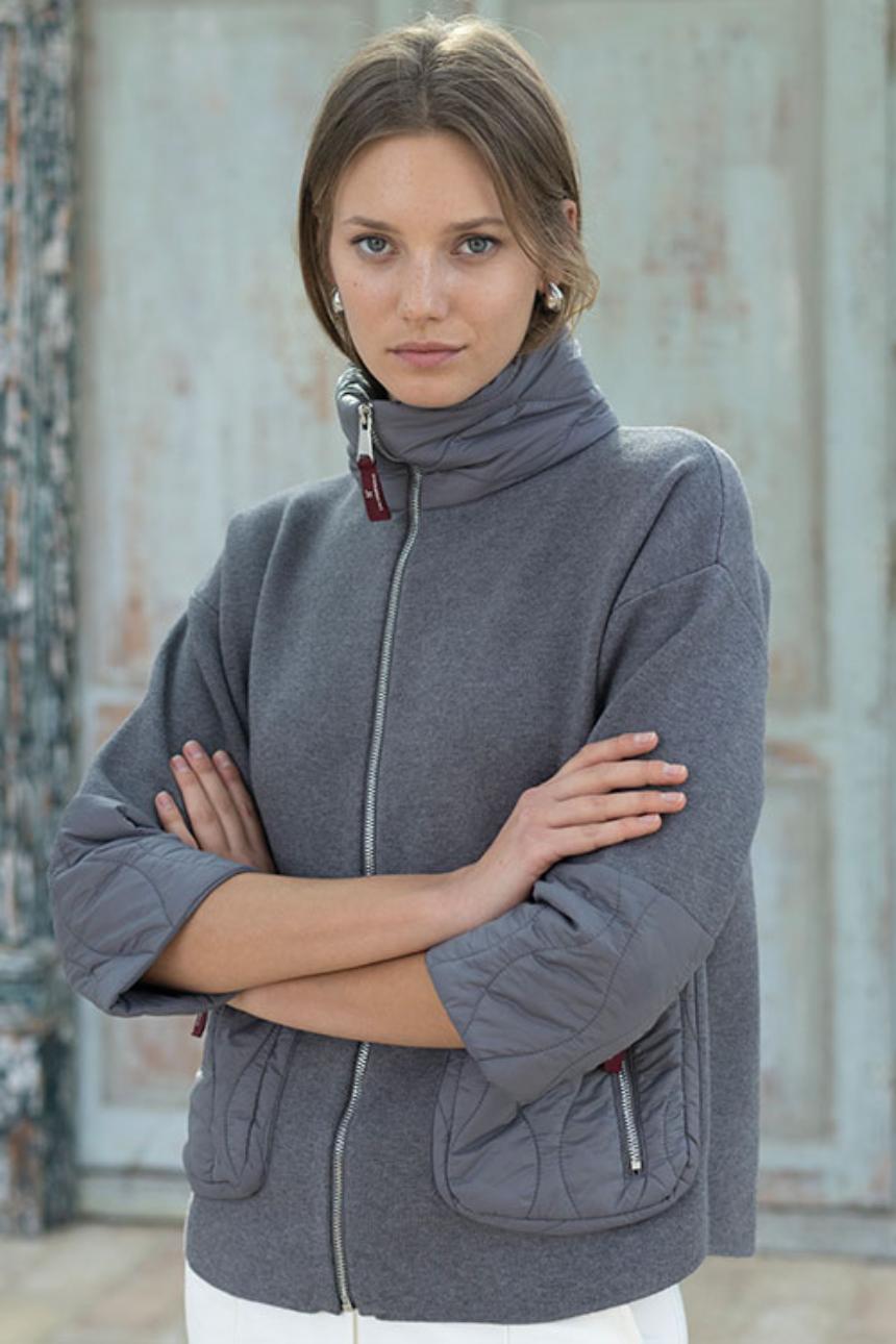 Chaqueta gris con cuello chimenea