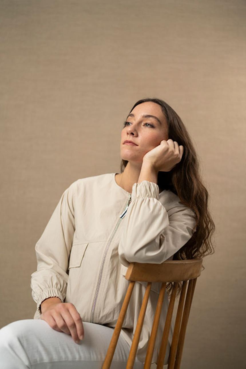 Chaqueta corta beige con bajo efecto globo