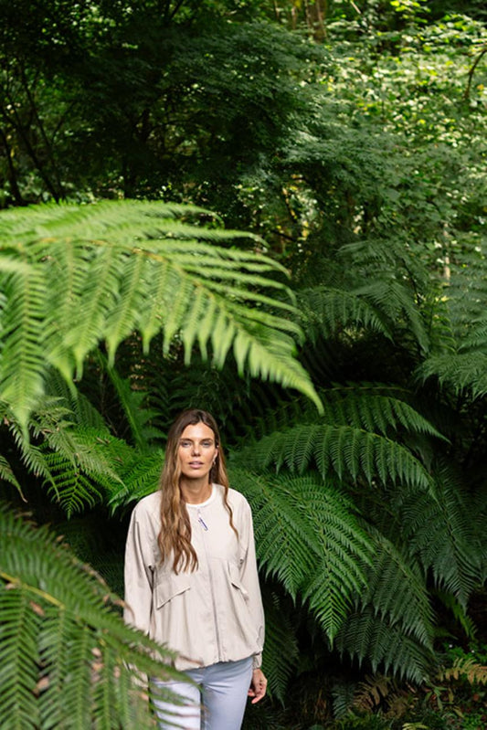 Chaqueta corta beige con bajo efecto globo