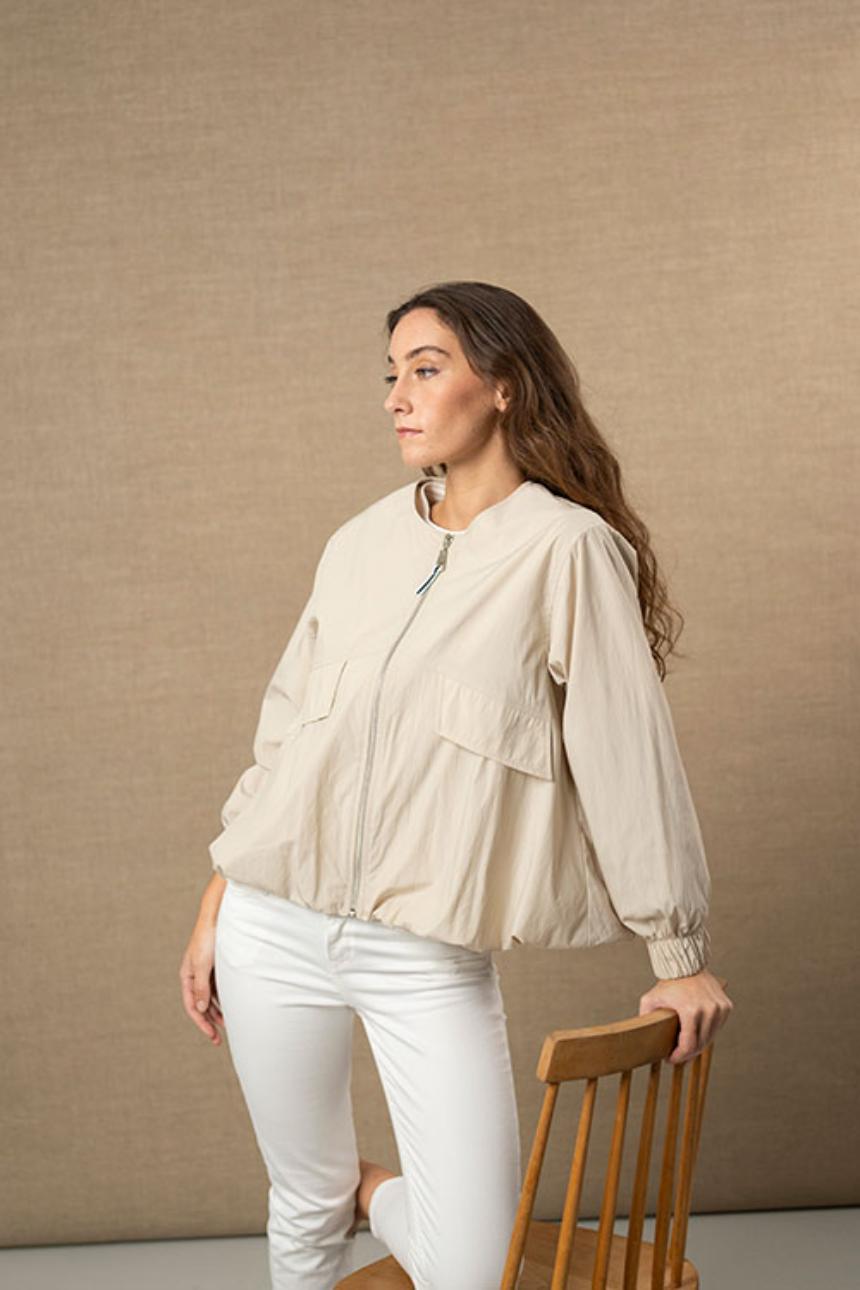 Chaqueta corta beige con bajo efecto globo