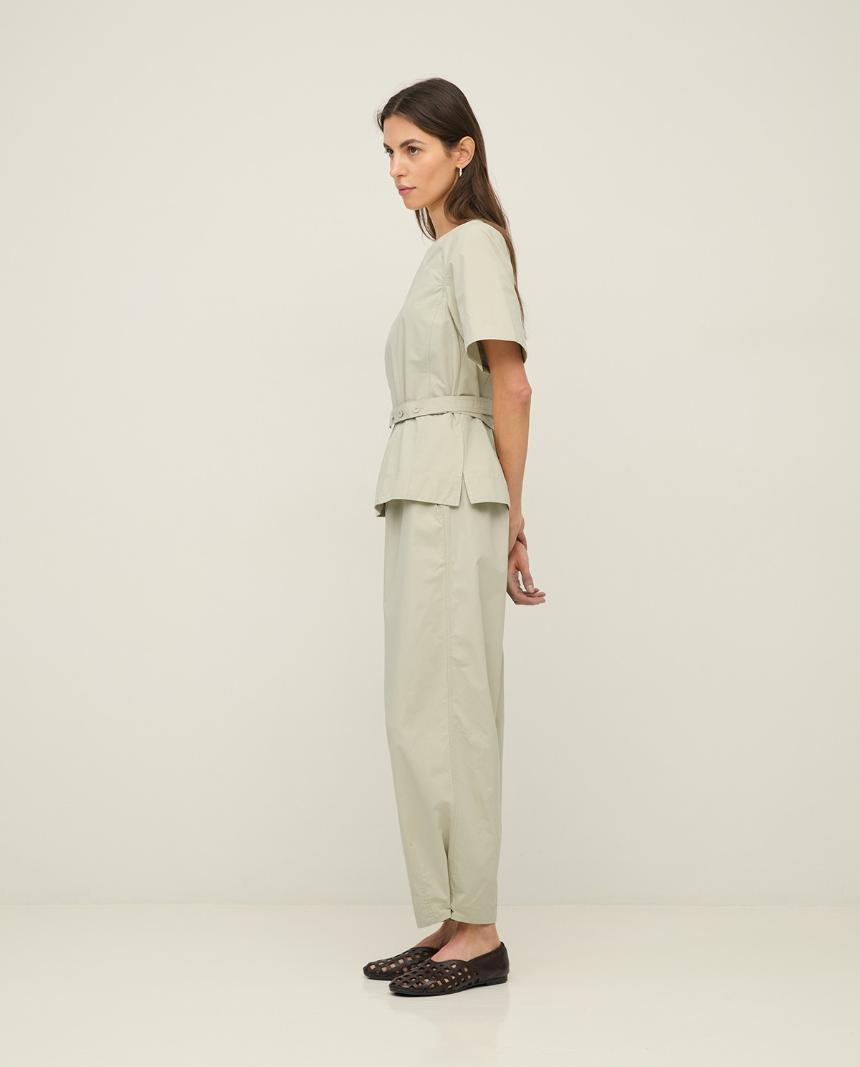 Pantalón con botón en bajo
