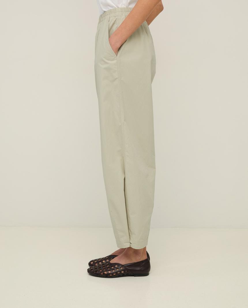 Pantalón con botón en bajo