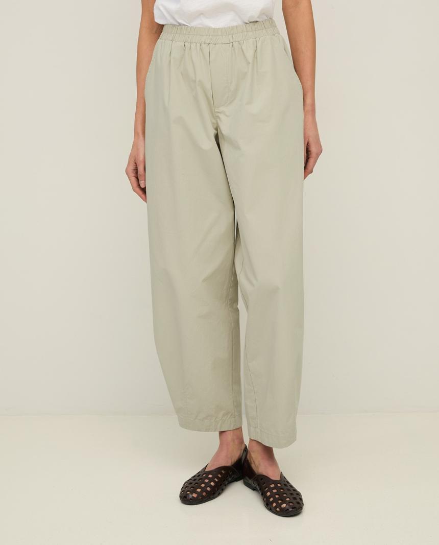 Pantalón con botón en bajo