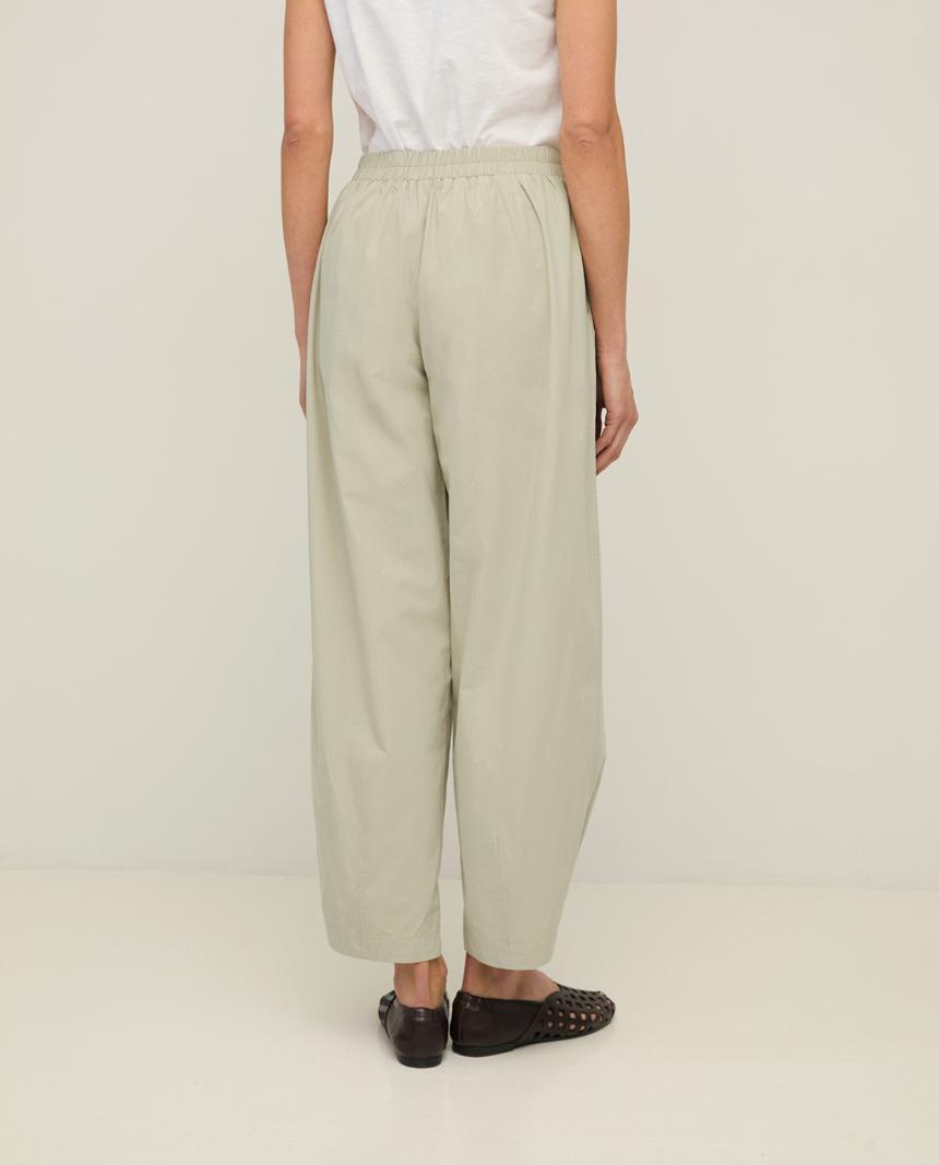 Pantalón con botón en bajo