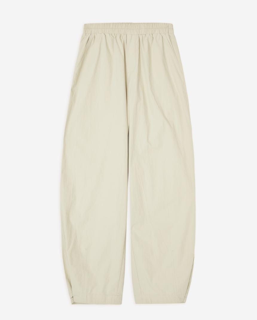 Pantalón con botón en bajo
