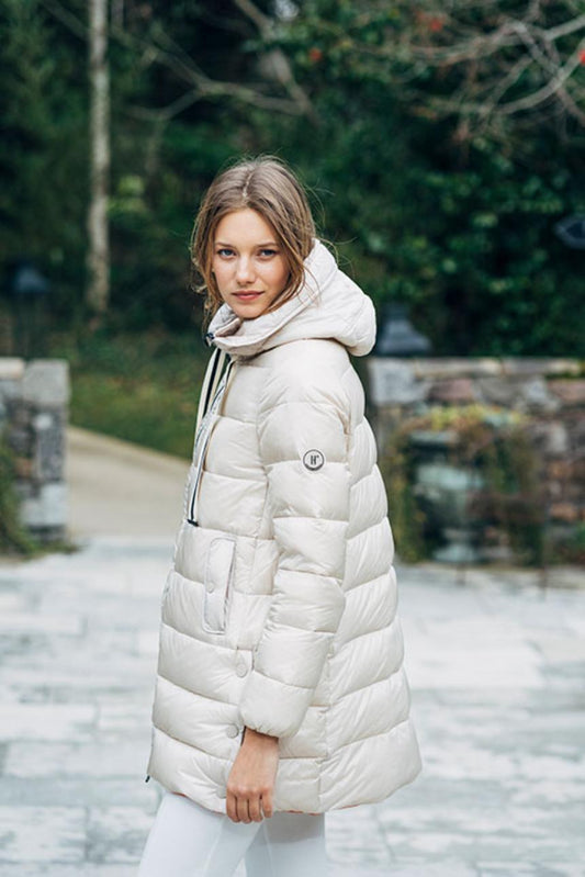 Plumífero acolchado beige con capucha