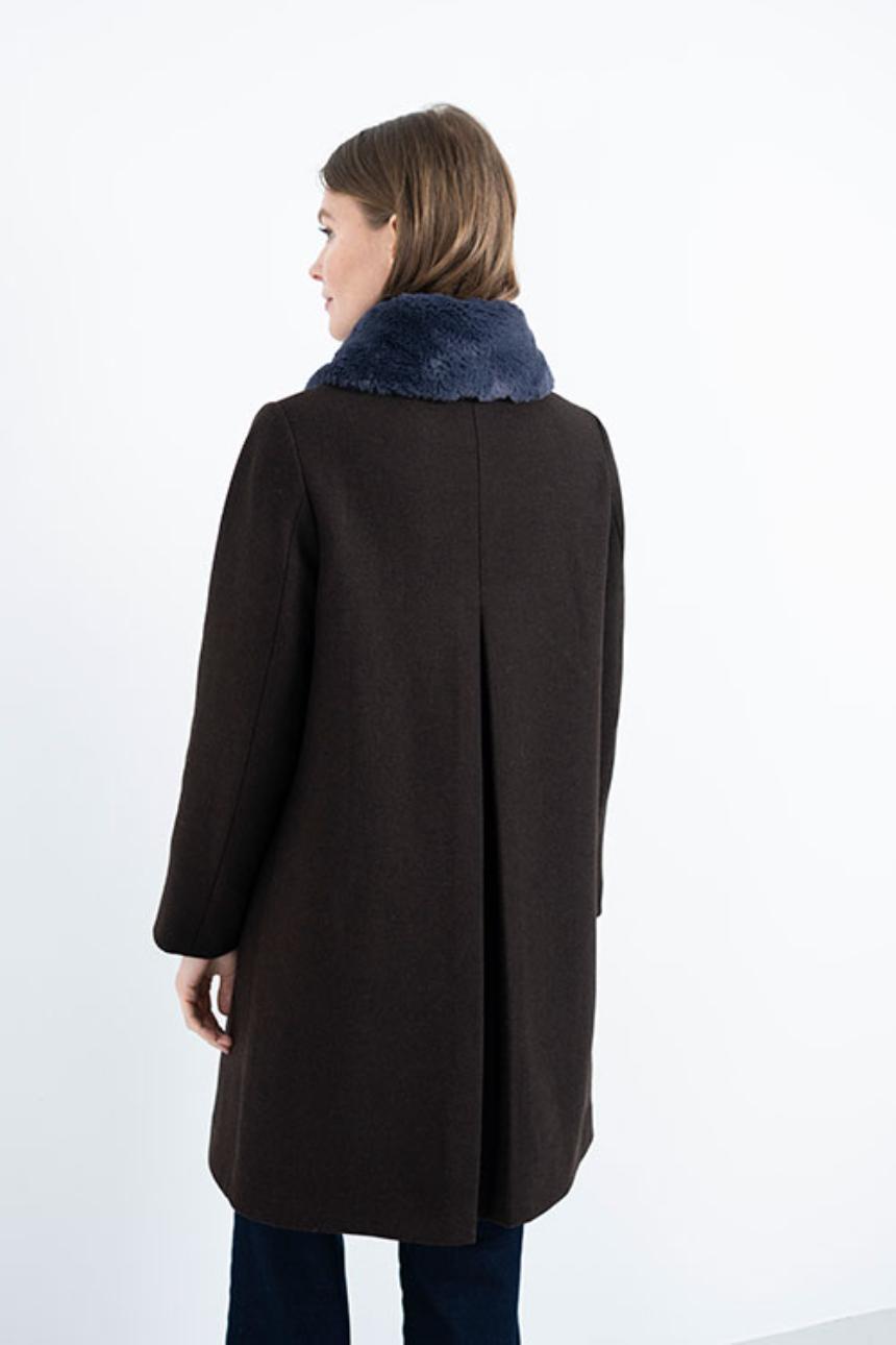 Abrigo con cuello desmontable efecto pelo