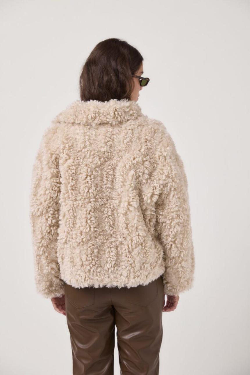 Abrigo crop efecto rizado con solapas