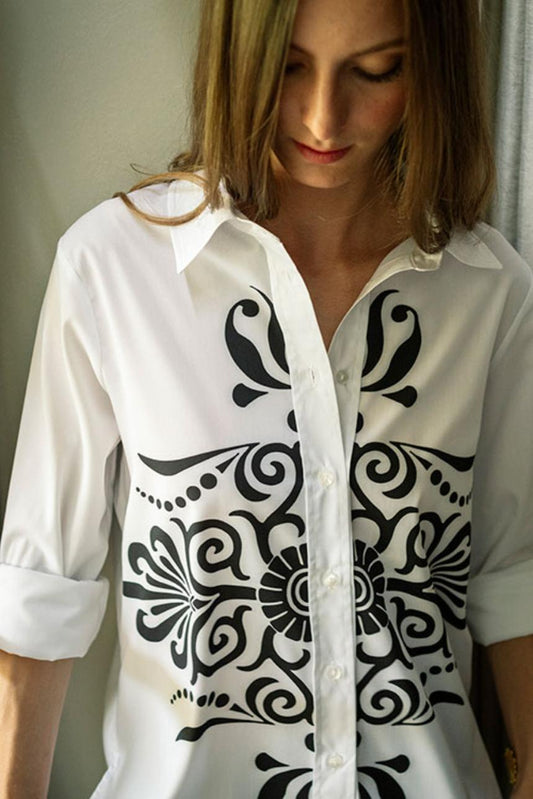Camisa blanca con estampado ornamental