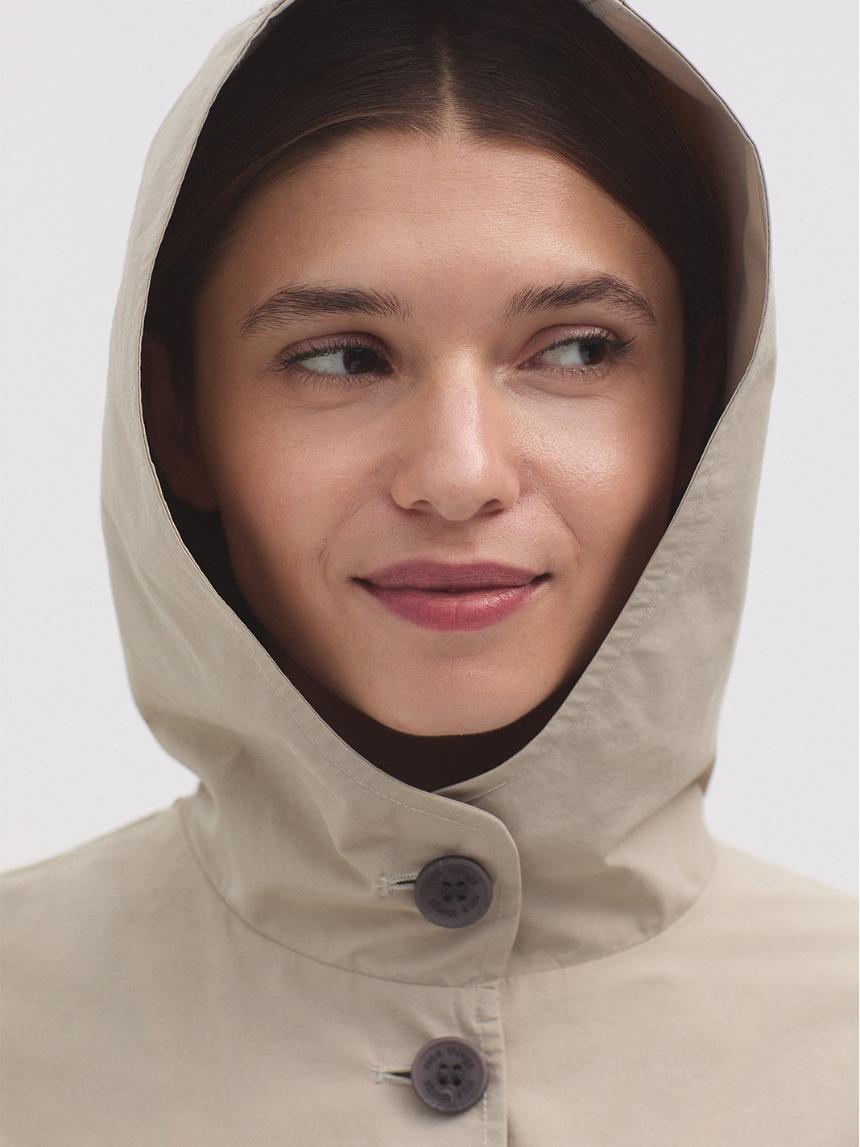 Trench con capucha