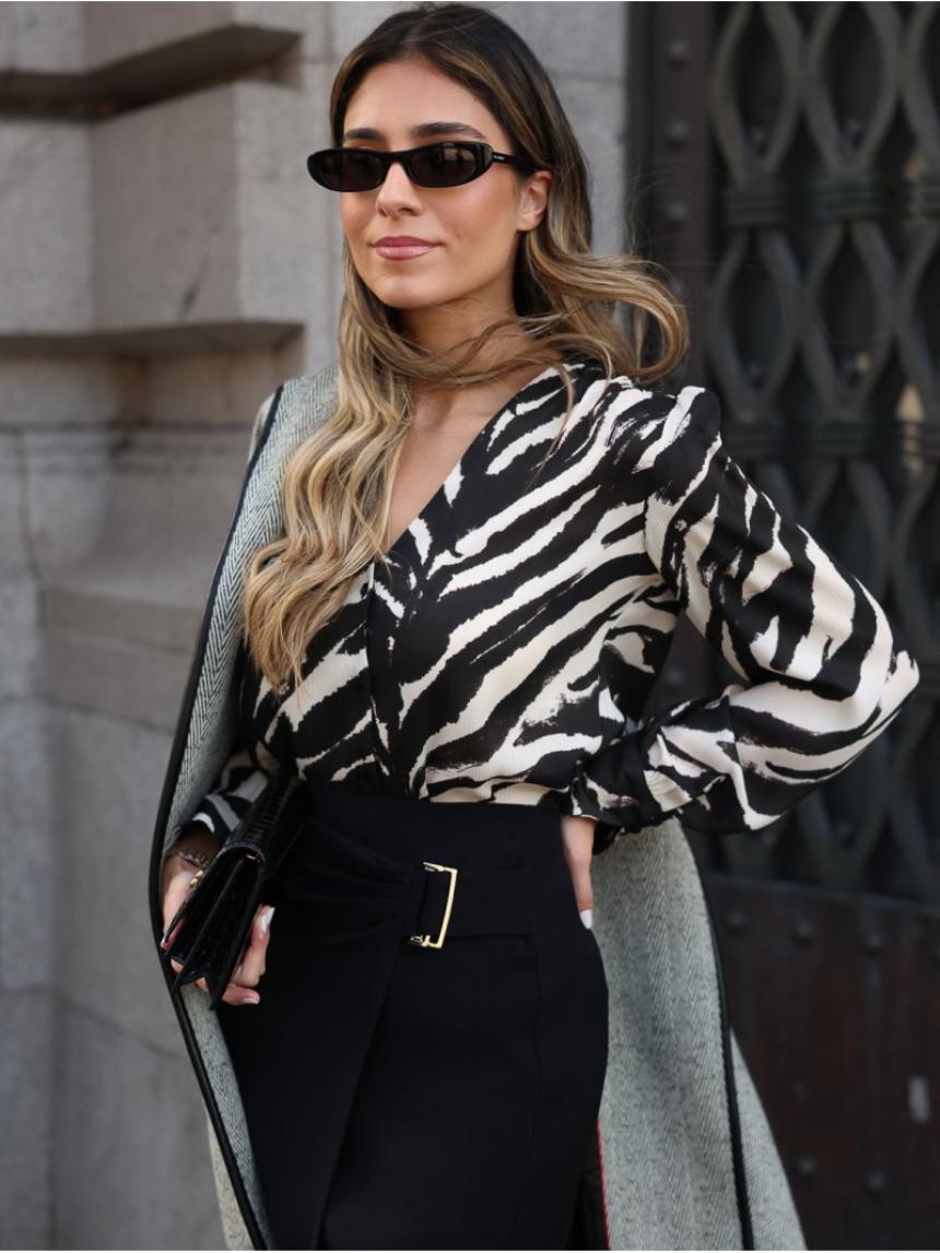 Blusa escote pico en tejido estampado.