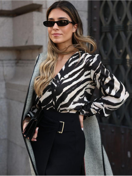 Blusa escote pico en tejido estampado.