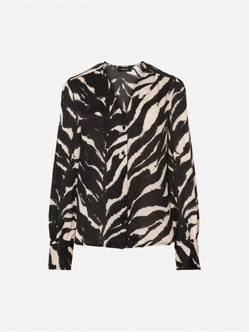 Blusa escote pico en tejido estampado.