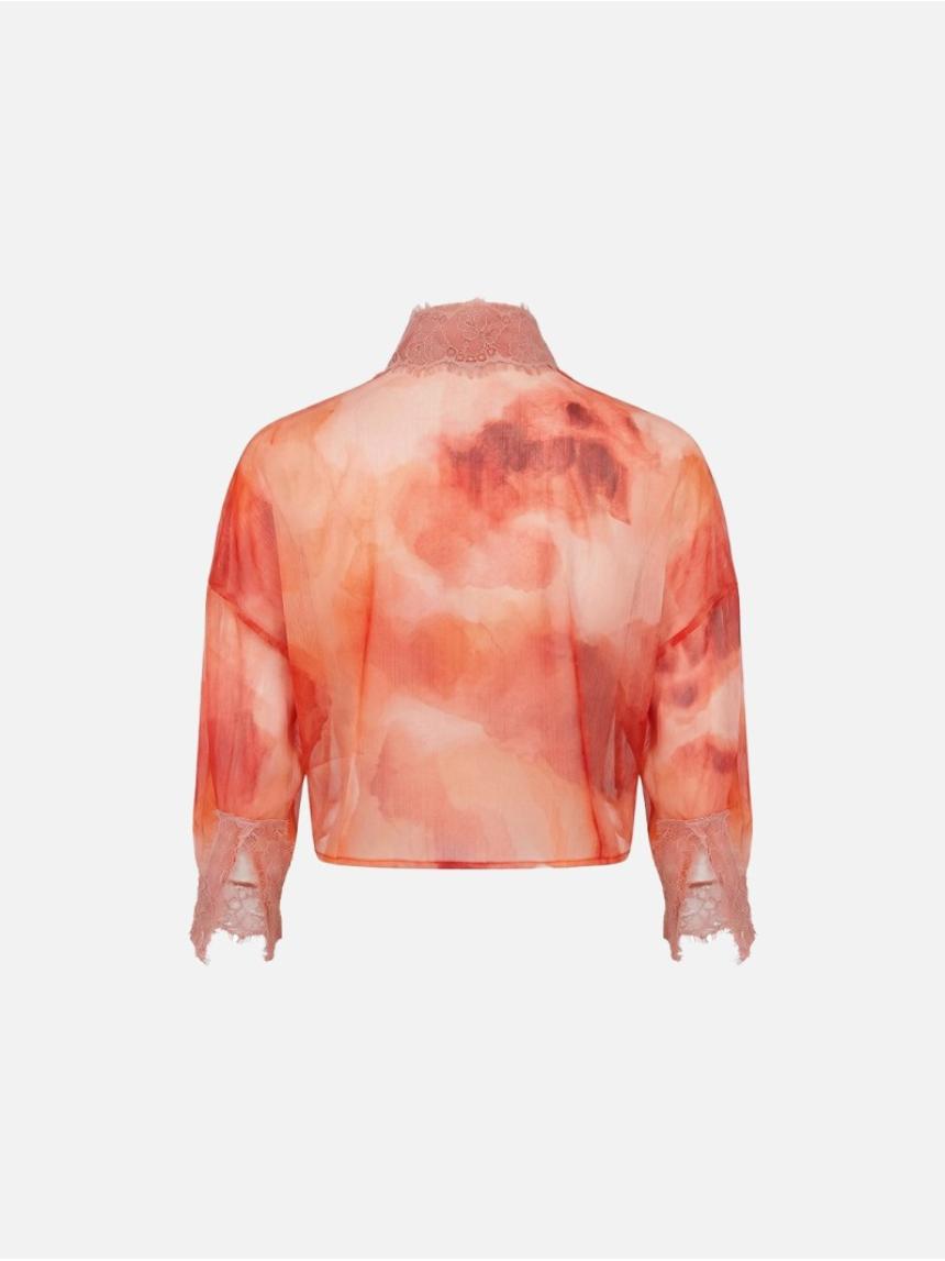 Blusa corta teñida con la técnica tie-dye y detalles de encaje