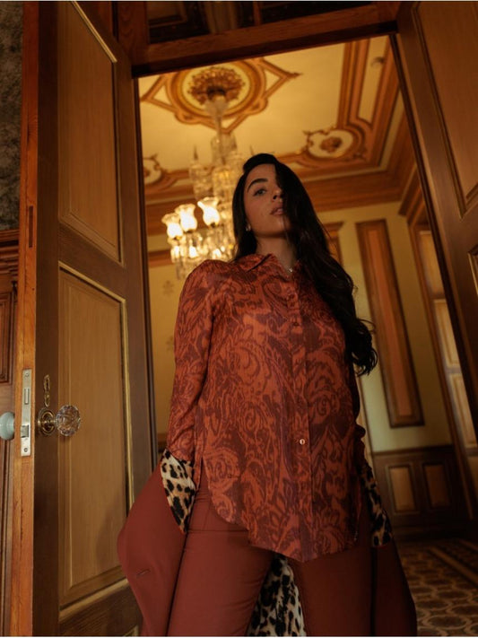 Blusa estampada con cuello de solapa.