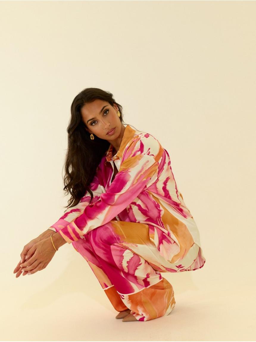Blusa fluida estampada con hombros caídos.