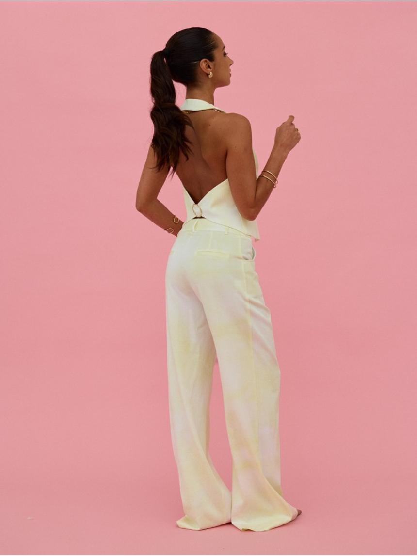 Pantalón fluido tie-dye con accesorio metalizado.