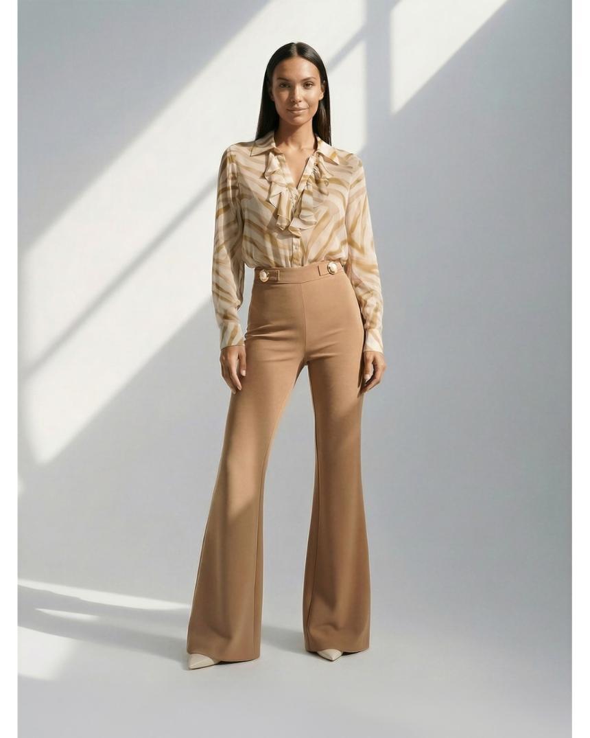 Pantalón flared con accesorio