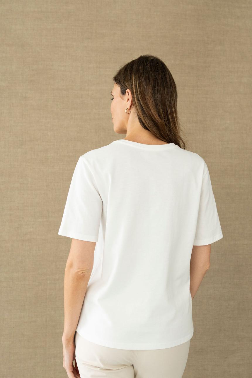 Camiseta blanca con bordado