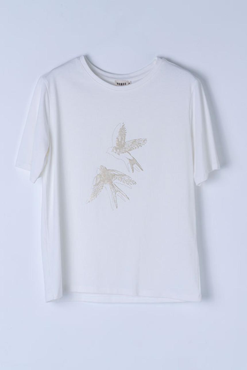 Camiseta blanca con golondrinas