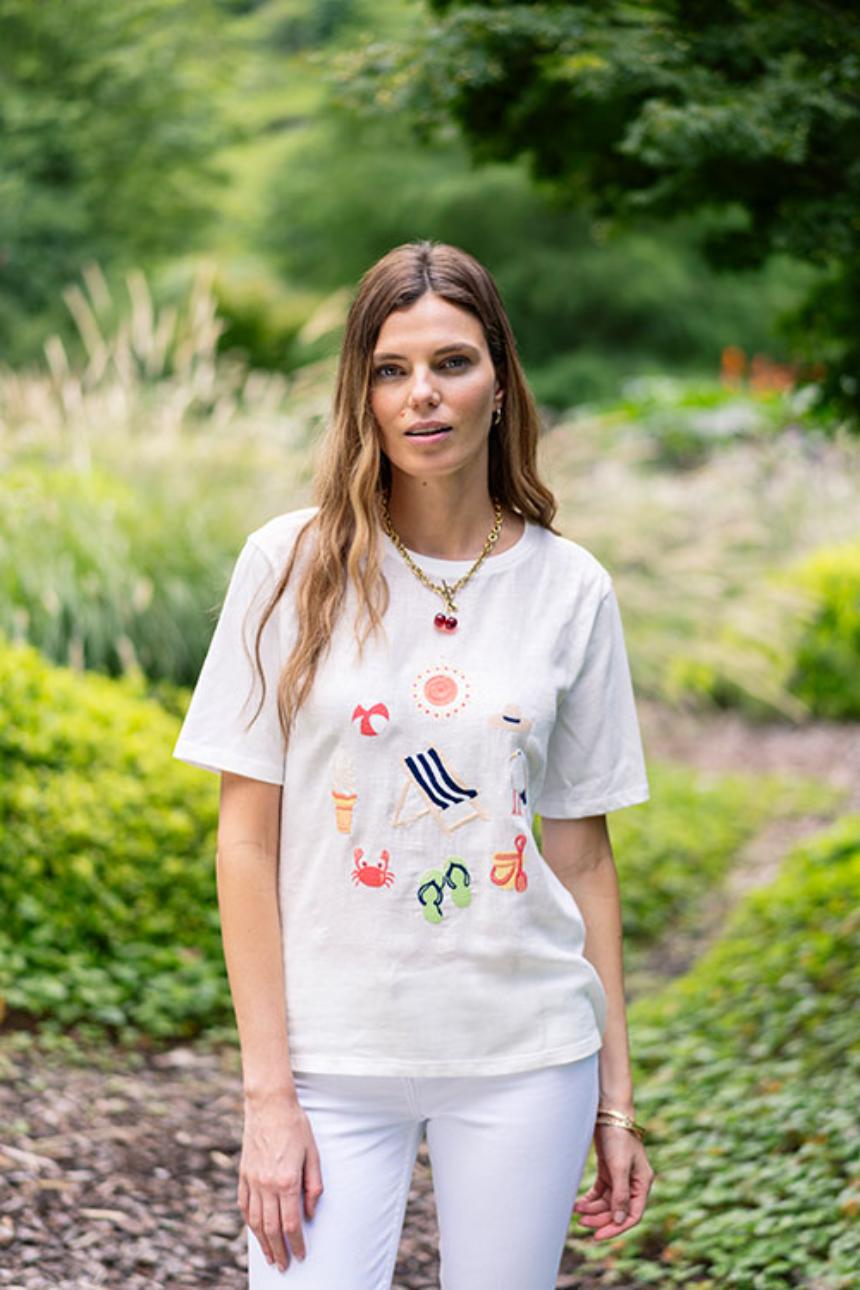 Camiseta blanca con bordado