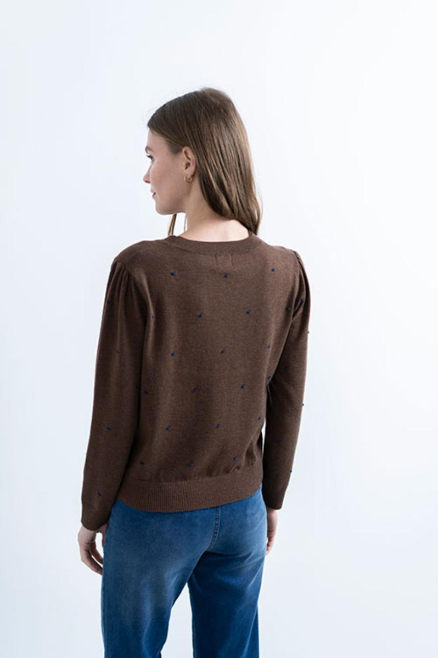 Jersey de punto fino marrón con lunares azules