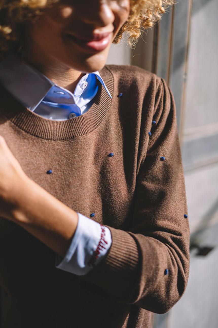 Jersey de punto fino marrón con lunares azules