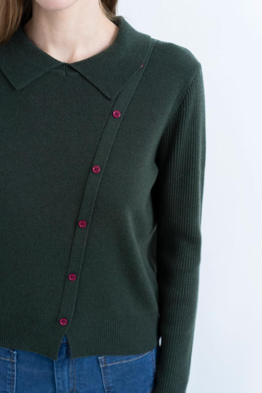 Jersey de punto verde con cuello camisero y detalle de botones